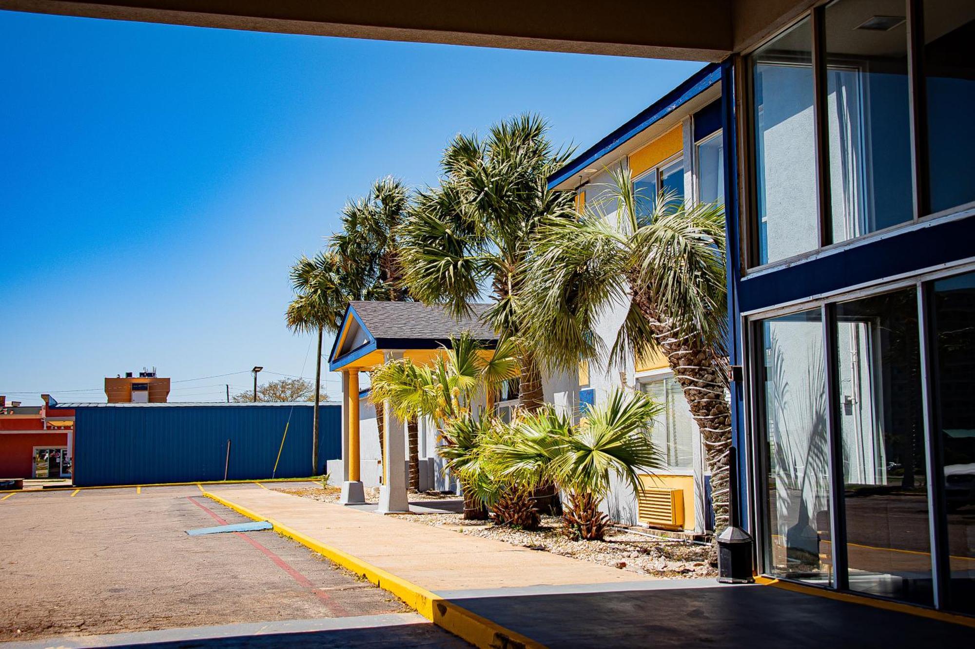 Biloxi Beach Hotel Exterior foto